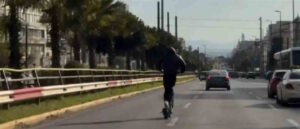 Συγγρού: Επικίνδυνη οδήγηση με ηλεκτρικό πατίνι ανάμεσα σε αυτοκίνητα