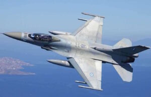 F-16 και F-35 στην Άμφισσα: Προσομοιωτές πτήσης και VR εμπειρία της Πολεμικής Αεροπορίας εντυπωσιάζουν το κοινό