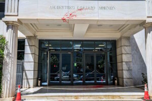 Επίθεση στο Διοικητικό Εφετείο Αθηνών: Ζημιές στην είσοδο του δικαστηρίου