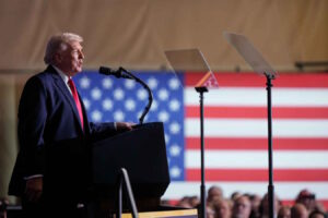 ΗΠΑ-Ιράν σε οριακή σύγκρουση: Ο Τραμπ απειλεί με στρατιωτική δράση και μιλά για «εξαιρετική συμφωνία»