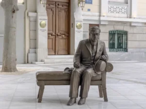 Ο Κ. Π. Καβάφης επιστρέφει στην Αθήνα: Το νέο γλυπτό στη Διονυσίου Αρεοπαγίτου μεταμορφώνει τον δημόσιο χώρο