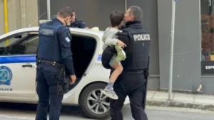 Θεσσαλονίκη: Σύλληψη 25χρονης μητέρας μετά το περιστατικό με 5χρονο που πετούσε αντικείμενα από μπαλκόνι 6ου ορόφου