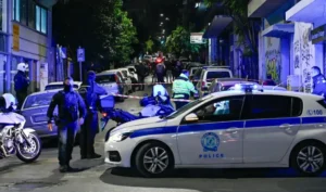 Νέος Κόσμος: Συναγερμός για 55χρονο που ταμπουρώθηκε σε σπίτι μετά από επίθεση στη μητέρα του