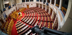 Βουλή: Υπερψηφίστηκε το νομοσχέδιο για την απλούστευση του επιχειρείν – Έντονη πολιτική αντιπαράθεση για τα 252 άρθρα