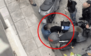 Άγρια επίθεση στο Παγκράτι: Σοκ από τον ξυλοδαρμό 23χρονης από οδηγό μηχανής