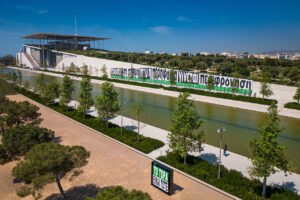 Barbara Kruger στο ΚΠΙΣΝ: Η τέχνη βγαίνει στον δημόσιο χώρο και προκαλεί διάλογο για την κοινωνία