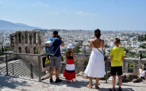 Εκρηκτική εκκίνηση για τον ελληνικό τουρισμό: Άνοδος αφίξεων 33,3% αλλά μικρότερη διάρκεια παραμονής