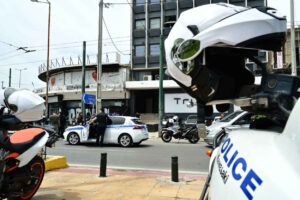 Σοκ στην Καλλιθέα: 58χρονος πυροβόλησε με ούζι έξω από μπαρ και τραυμάτισε την ιδιοκτήτρια