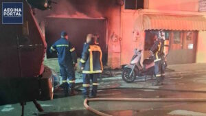 Φωτιά κατέστρεψε ολοσχερώς τη σχολή οδηγών του δημάρχου Αίγινας, αναφορές για εκρήξεις