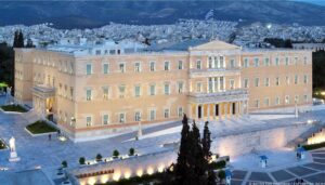 Γεωπολιτικά Στρατόπεδα στην Ελλάδα: Η Επιστροφή των Ετεροπροσδιορισμένων Κομμάτων και ο Ρόλος των Μέσων Ενημέρωσης το 2026