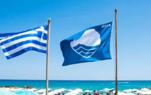Γαλάζια Σημαία: Η Ελλάδα στη 2η θέση παγκοσμίως με 624 βραβευμένες ακτές – Πρωτιά για Κρήτη και Χαλκιδική