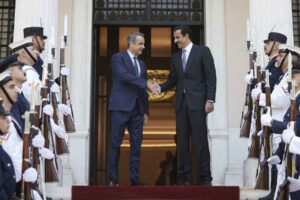 Στρατηγική συμμαχία Ελλάδας – Κατάρ: Συνάντηση Μητσοτάκη με τον Εμίρη Ταμίμ μπιν Χαμάντ Αλ Θάνι στο Μέγαρο Μαξίμου