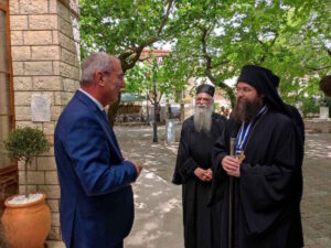 Ιστορική Επίσκεψη της Αθωνικής Πολιτείας στο Θέρμο – Τιμή στην Ορθόδοξη Παράδοση
