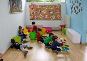 Voucher για παιδικούς σταθμούς: Αλλάζουν τα εισοδηματικά κριτήρια – Χωρίς όριο εισοδήματος οι πολύτεκνες οικογένειες