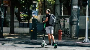 Ηλεκτρικά πατίνια: Έρχονται αυστηρότεροι κανόνες – Όριο ηλικίας στα 17, υποχρεωτική ασφάλιση και Μητρώο