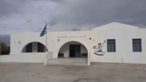 Βανδαλισμοί σε δημοτικό σχολείο της Νάξου: «Όταν η βία εισβάλλει στο σχολείο, προσβάλλεται η ίδια η Παιδεία»