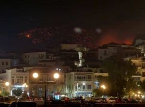 Ολονύχτια μάχη με τις φλόγες στο Πλωμάρι – Συνεχείς αναζωπυρώσεις, κρίσιμες οι επόμενες ώρες