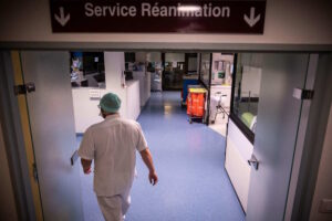 Όταν ένας ασθενής λέει «θέλω να ζήσω», αλλά οι γιατροί αποφασίζουν διαφορετικά: Η υπόθεση που συγκλονίζει τη Γαλλία και ανοίγει έναν νέο ευρωπαϊκό διάλογο
