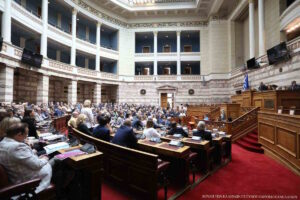 Νέο πολιτικό ντόμινο στη Βουλή: Μετακινήσεις βουλευτών αλλάζουν ξανά τους κοινοβουλευτικούς συσχετισμούς