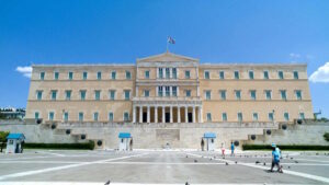 Τέλος στις περικοπές των συντάξεων χηρείας: Τι αλλάζει για 197.000 δικαιούχους
