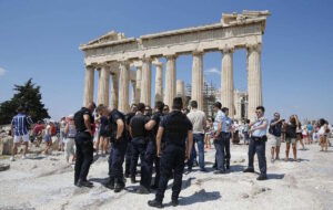 Αιματηρή επίθεση στην Ακρόπολη: Δύο Ελληνοαμερικανοί τουρίστες τραυματίστηκαν από άνδρα με μαχαίρι – Άμεση επέμβαση της ΕΛ.ΑΣ.
