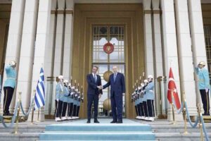Σύνοδος ΝΑΤΟ: Θερμή χειραψία Μητσοτάκη-Ερντογάν στην Άγκυρα – Χωρίς προγραμματισμένο τετ α τετ