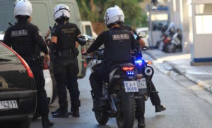 «Σώστε το παιδί μου»: Αγωνία στην Ηλιούπολη για 2,5 ετών αγοράκι που κλειδώθηκε μέσα σε αυτοκίνητο