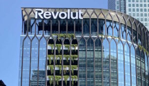 Revolut στην Ελλάδα: Με ελληνικό IBAN, νέο υποκατάστημα και φιλόδοξο σχέδιο να γίνει η «κύρια τράπεζα» των Ελλήνων