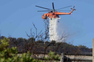 Συναγερμός στην Ιεράπετρα: Φωτιά στα Μπραμιανά – Εκκένωση με 112 και μάχη με ανέμους 7 μποφόρ