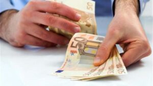 ΟΠΕΚΑ: Αφορολόγητο μηνιαίο επίδομα 165 ευρώ – Οι δικαιούχοι