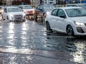 Σαρώνει τη χώρα η κακοκαιρία: Μπουρίνι «χτύπησε» την Αττική – Πλημμύρες, πτώσεις δέντρων και πάνω από 112.000 κεραυνοί