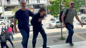 Υπό δρακόντεια μέτρα ασφαλείας στα δικαστήρια οι τρεις συλληφθέντες για την επίθεση στο σπίτι της Αφροδίτης Νέστορα