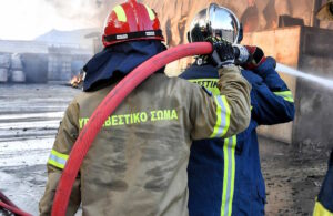 Συνεχίζεται η επιχείρηση στο Ομορφοχώρι Λάρισας μετά τη μεγάλη φωτιά στη μονάδα ανακύκλωσης