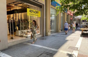 Κυριακή με ανοιχτά καταστήματα – Ευκαιρία για αγορές εν μέσω θερινών εκπτώσεων