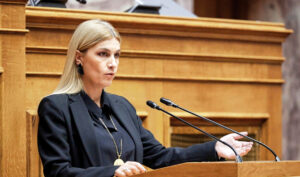 Άγνωστοι έγραψαν απειλητικά συνθήματα στο γραφείο της υφυπουργού