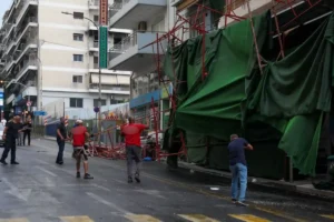 Πειραιάς: Κατέρρευσε σκαλωσιά πάνω στο δίκτυο του Τραμ – Σοβαρές ζημιές και διακοπή δρομολογίων