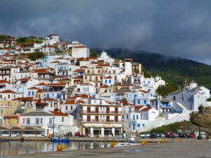 Κακοκαιρία με καταιγίδες, κεραυνούς και χαλάζι. Οι περιοχές που παραμένουν στο «κόκκινο»
