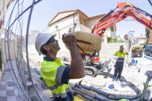 Καύσωνας: Υποχρεωτική παύση εργασιών από τις 13:00 έως τις 17:00 σε υπαίθριες εργασίες – Ποιες περιοχές αφορά