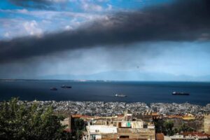 Ωραιόκαστρο: Τοξικό νέφος εξακολουθεί να πνίγει την περιοχή