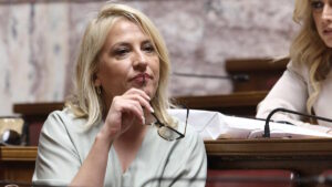Ρένα Δούρου: Νέα πρόεδρος της Κοινοβουλευτικής Ομάδας του ΣΥΡΙΖΑ με 7 ψήφους υπέρ