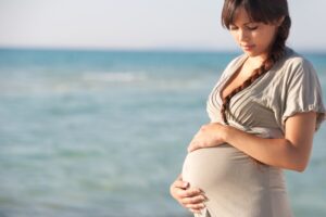 Ξυλοδαρμός εγκύου στην Καλλιθέα: Για απόπειρα ανθρωποκτονίας και διακοπή κύησης κατηγορείται ο σύντροφός της