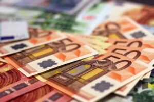ΟΠΕΚΑ: Κάθε μήνα 391 ευρώ