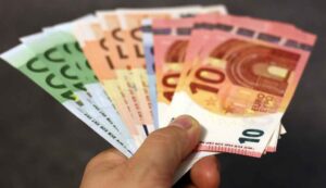 ΟΠΕΚΑ: Κάθε μήνα επίδομα έως 210 ευρώ