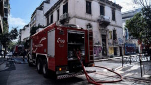 Φωτιά σε εγκαταλελειμμένο κτίριο στο κέντρο της Αθήνας – Μεγάλη κινητοποίηση της Πυροσβεστικής