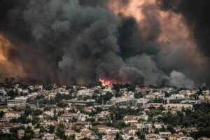 Πύρινη δοκιμασία στη Δυτική Αττική: Τέταρτη νύχτα μάχης με τις φλόγες – Αδιάκοπες αναζωπυρώσεις και αγωνία για τους οικισμούς