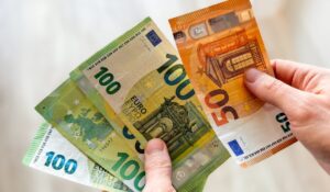 Σενάριο για αύξηση στα 1.000 ευρώ από το 2027