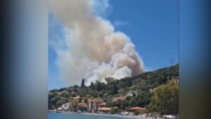 Οι φλόγες μπήκαν σε Πηγή και Μαγούλα- Καίγονται σπίτια, εκκενώσεις οικισμών