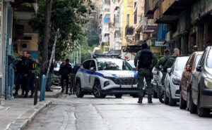 Εξάρχεια: Σύλληψη διαρρηκτών με απρόοπτο τέλος – Αστυνομικοί εγκλωβίστηκαν στο διαμέρισμα και χρειάστηκε η Πυροσβεστική