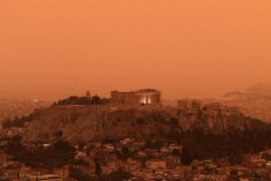 Καιρός: Υποχωρεί ο καύσωνας, αλλά η αφρικανική σκόνη παραμένει – Πού θα αλλάξει το σκηνικό