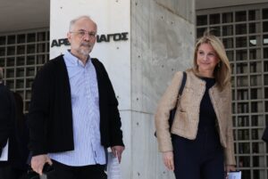 Η Καρυστιανού διέγραψε τον Αυγερινό